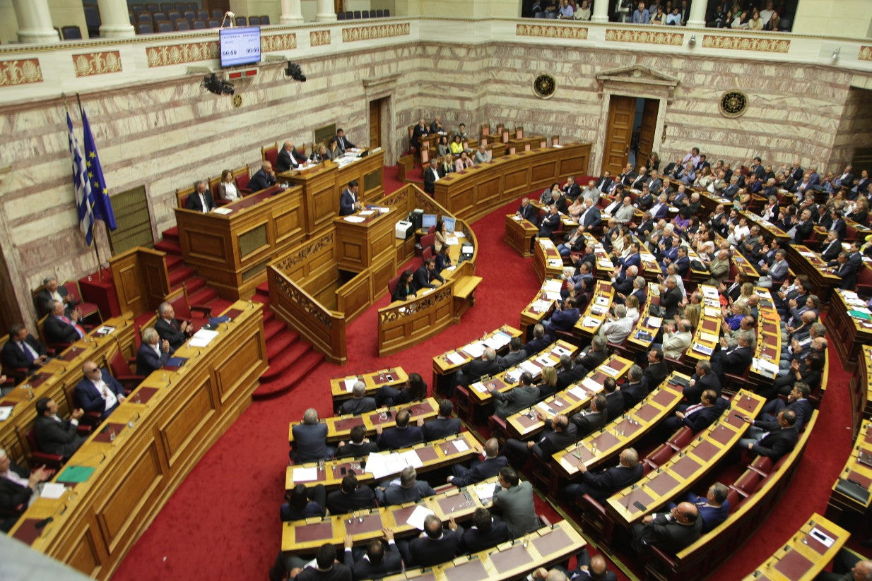 Μποναμά-πρόκληση: Αναδρομικά πάνω από 15 εκατ. ευρώ σε 160 πρώην βουλευτές – Πρόστιμο στο Δημόσιο αν δε δώσει τα χρήματα